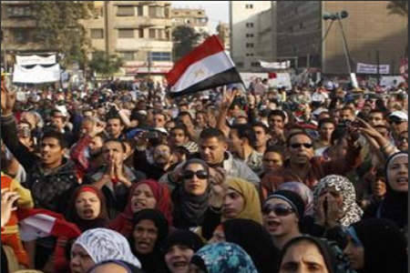 هتافات في ميدان التحرير تطالب برحيل مرسي واخرى مناهضة