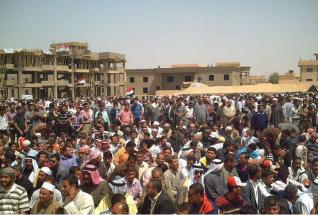 متظاهرو نينوى والانبار يستعدون لإقامة  صلاة موحدة في ساحة الأحرار بالموصل
