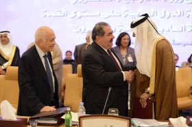 العراق يسلم رئاسة القمة العربية إلى دولة قطر