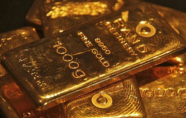 الذهب يواصل خسائرة ويقترب من ادنى مستوياته في عامين