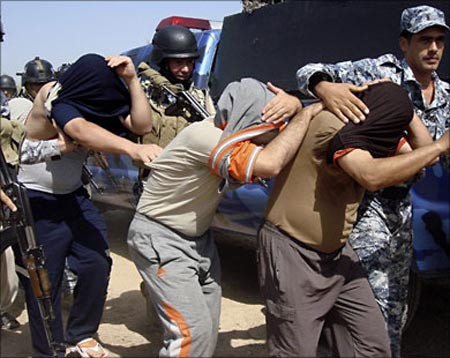 شرطة البصرة  تعتقل 17 متهماً بقضايا جنائية