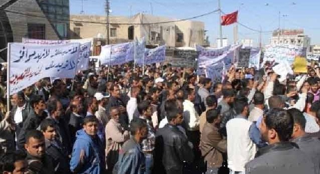عمال بلدية البصرة يتظاهرون امام مبنى المحافظة للمطالبة بزيادة رواتبهم