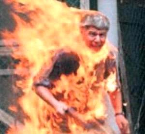 شاب يحرق نفسه بسبب عدم عثوره على عمل