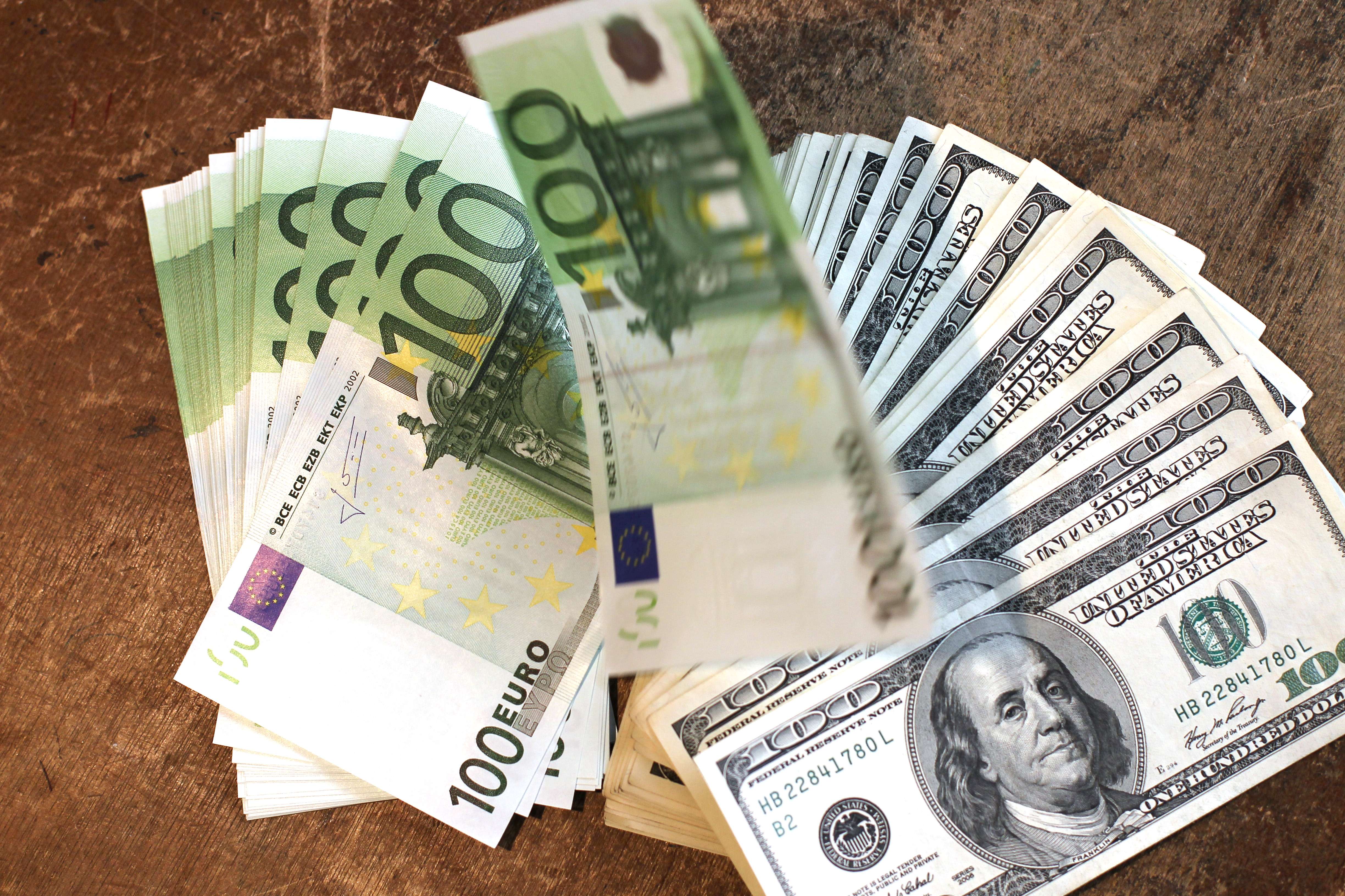 مكاسب اليورو تدفع مؤشر الدولار إلى أدنى مستوى في أربعة أسابيع …