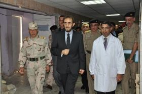 وزير الدفاع وكالة  يتفقد الجنود الجرحى الراقدين في مستشفى الكرخ العام