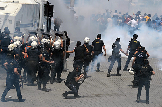 استمرار التضاهرات في اسطنبول وانسحاب الشرطة التركية بعد مواجهات شهدها ميدان “تقسيم” ..