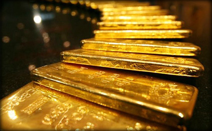 الذهب يتراجع متأثراً بأنخفاض الطلب بالسوق الحاضرة ….