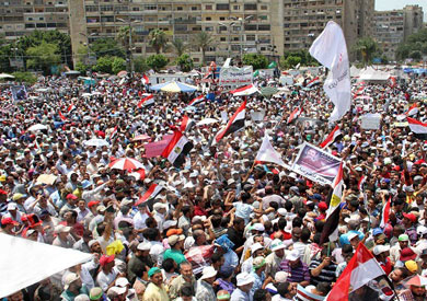 مؤيدو مرسي يدعون لمسيرات بعد تقارير عن قرب فض اعتصاماتهم