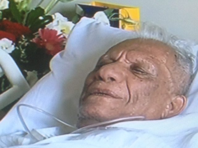 الشيخ الضاري يزور الشاعر (عبدالرزاق عبد الواحد) في احد المستشفيات الاردنية