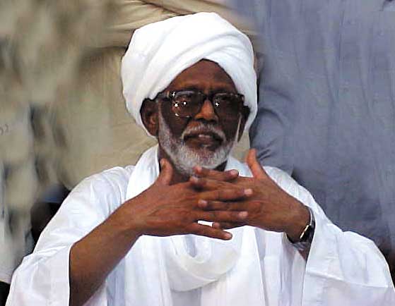 الترابي يحذر البشير من اندلاع حرب أهلية في السودان