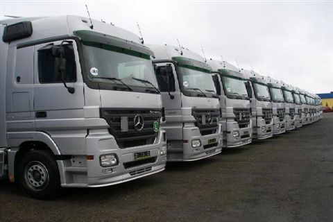 وزارة النقل توقع عقداً مع التجارة لاستيراد (85) شاحنة