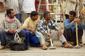 في العراق شباب عاطل عن العمل ويتطلع الى الهروب من البلاد بسبب التردي الامني…. متابعة الدكتور احمد العامري