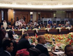 بدءاعمال  القمة العربية الافريقية في الكويت بمشاركة 34 رئيس دولة وثلاثة نواب رؤساء و7 رؤساء وزراء إلى جانب هيئات ومنظمات دولية أخرى