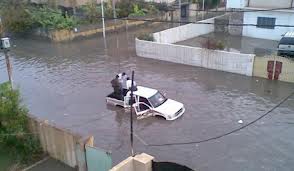 العشرات من اهالي مناطق شرق بغداد يتظاهرون امام امانة بغداد اليوم بسبب تراكم مياه الامطار في مناطقهم