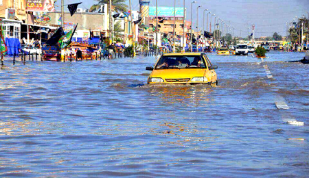 تظاهر العشرات من اهالي حي اور ببغداد احتجاجا على سوء الخدمات وتجمع مياه الامطار بمنطقتهم