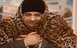 مذيع مصري يرتدي اثناء تقديمه احد البرامج بطانية