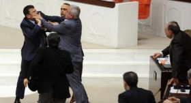 مشاجرة داخل البرلمان التركي حول صلاحيات الحكومة