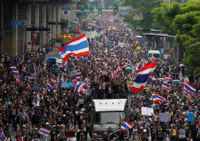 متظاهرو المعارضة التايلندية يقطعون الطرق المؤدية الى مراكز الاقتراع