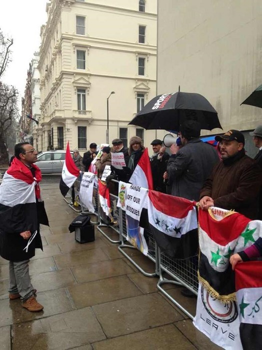 تظاهرة امام السفارة العراقية في لندن احتجاجا على امتيازات كبار المسؤولين والنواب في قانون التقاعد