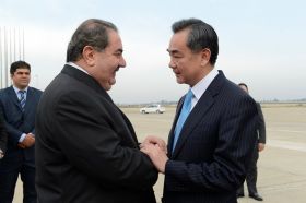 وزير الخارجية الصيني يصل بغداد