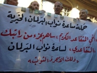 حملة ساخرة في بغداد لجمع تبرعات للنواب لاصرارهم على رفض ارادة الشعب!