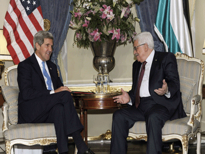 عباس وكيري يبحثان استمرار مفاوضات السلام