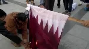 حرق علم “دويلة قطر”لدورها التخريبي في المنطقة