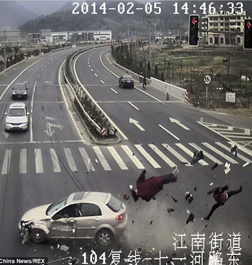 استخدام صورة لحادث مروع لتكون عبرة لمن يتجاهل قواعد المرور