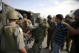 اعتقال 8 فلسطينيين من قبل القوات الاسرائيلية