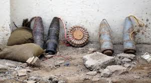 خبراء المتفجرات يرفعون  5  قنابر مدفع في مدينة الصدر شرقي بغداد