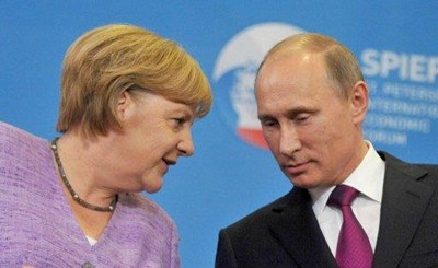 بوتين وميركل يبحثان الوضع في اوكرانيا
