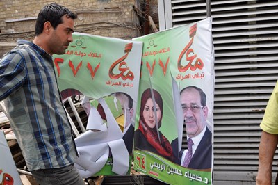 تمزيق صور وجداريات ائتلاف دولة القانون في شوارع بغداد