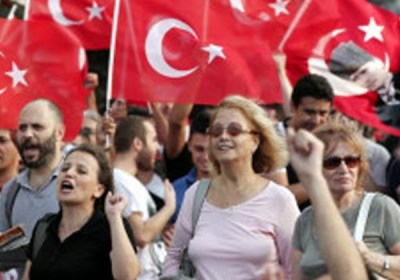 تظاهرة تركية ضد قيام حكومة كردستان بحفر خندق على الحدود السورية
