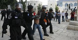 باشتباكات مع الشرطة الاسرائيلية في باحة المسجد الاقصى اصابة العشرات من الفلسطينيين