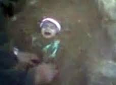سوري يدفن ابنه الرضيع وهو حي