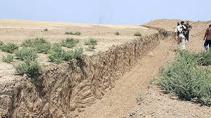 قوات البيشمركة تحفر خندقا بين المناطق المختلف عليها في الموصل