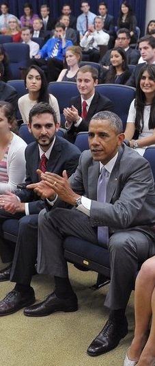 أوباما يتفاعل بشكل كبير أثناء مشاهدة منتخب بلاده
