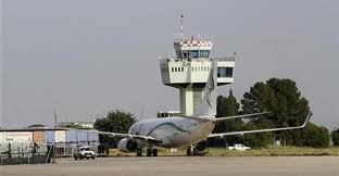 اشتباكات في مطار طرابلس و الأمم المتحدة تجلي بعض موظفيها من ليبيا