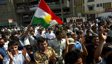 تظاهرة امام البرلمان الكردي لدعم قرار برزاني في الاستقلال