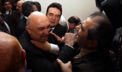 اشتباكات بالايدي بين النواب في البرلمان التركي على خلفية الاوضاع في العراق