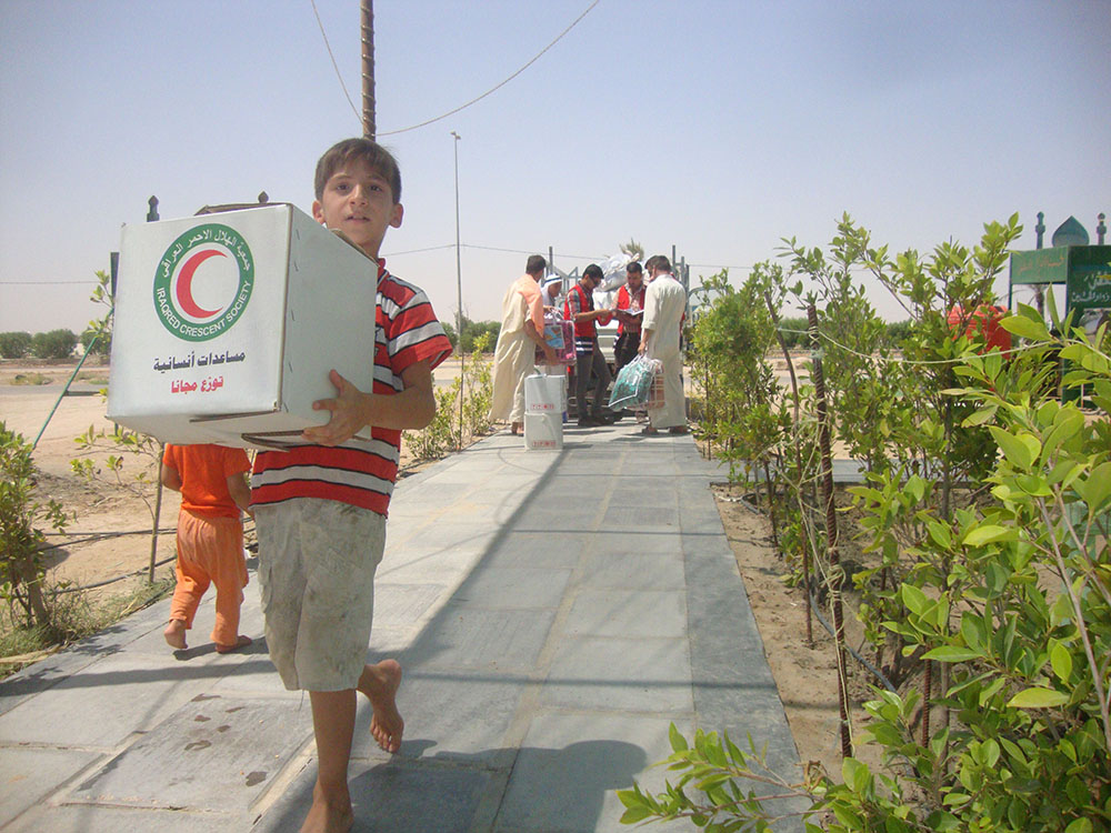 الهلال الاحمر: توزيع اكثر من 7000 سلة غذائية للعوائل النازحة