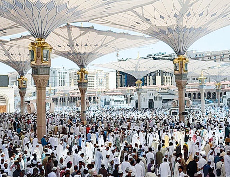 مليون حاج يصلّون الجمعة في المسجد النبوي قبل المناسك