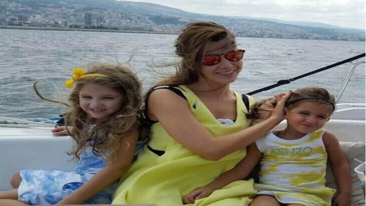 نانسي عجرم تنشر صورها مع ابنتيها على البحر