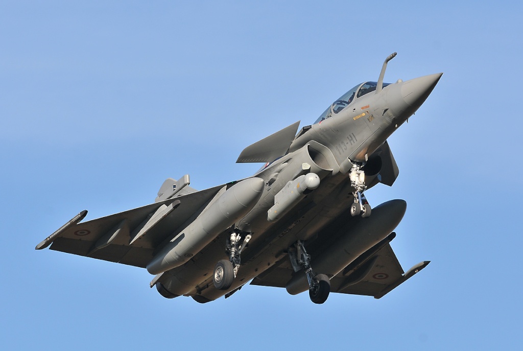 الرئيس الفرنسي:طائراتنا حققت انجازات عسكرية ضد داعش في العراق
