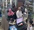 سيدة مصرية تسرق أدويلة من صيديلة بإستخدام الحجاب