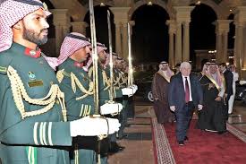 العاهل السعودي يؤكد حرص المملكة على تقوية علاقاتها مع العراق