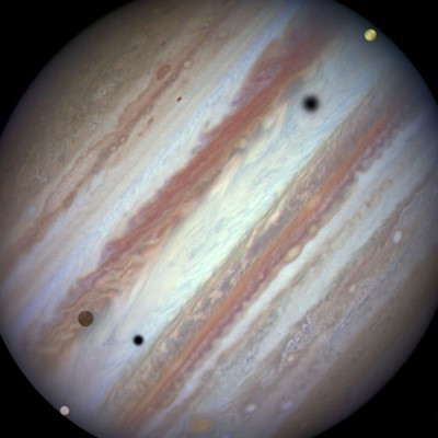 تلسكوب هابل يلتقط صورا لـ 3 اقمار في وقت واحد
