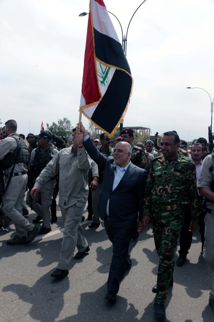العبادي يرفع العلم العراقي ويتجول في شوارع تكريت