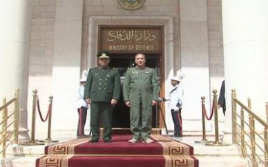وزير الدفاع ونظيره الايراني يبحثان التعاون العسكري