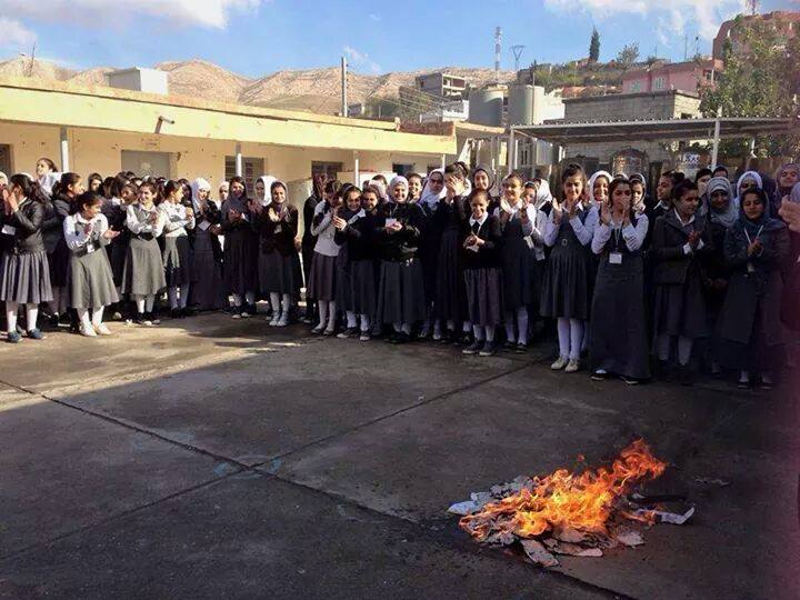 مدارس الكرد يحرقون الكتب العربيه في اقليم كردستان